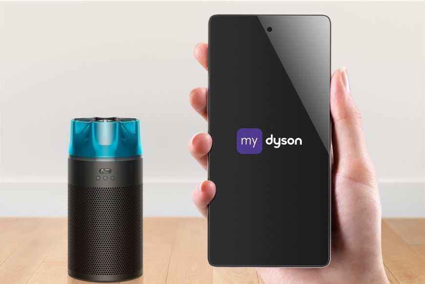 Dyson HushJet compacte luchtreiniger naast een telefoonscherm waarop de MyDyson-app wordt getoond.