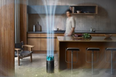 De Dyson HushJet compacte luchtreiniger verspreidt gereinigde lucht in een grote woonkamer.