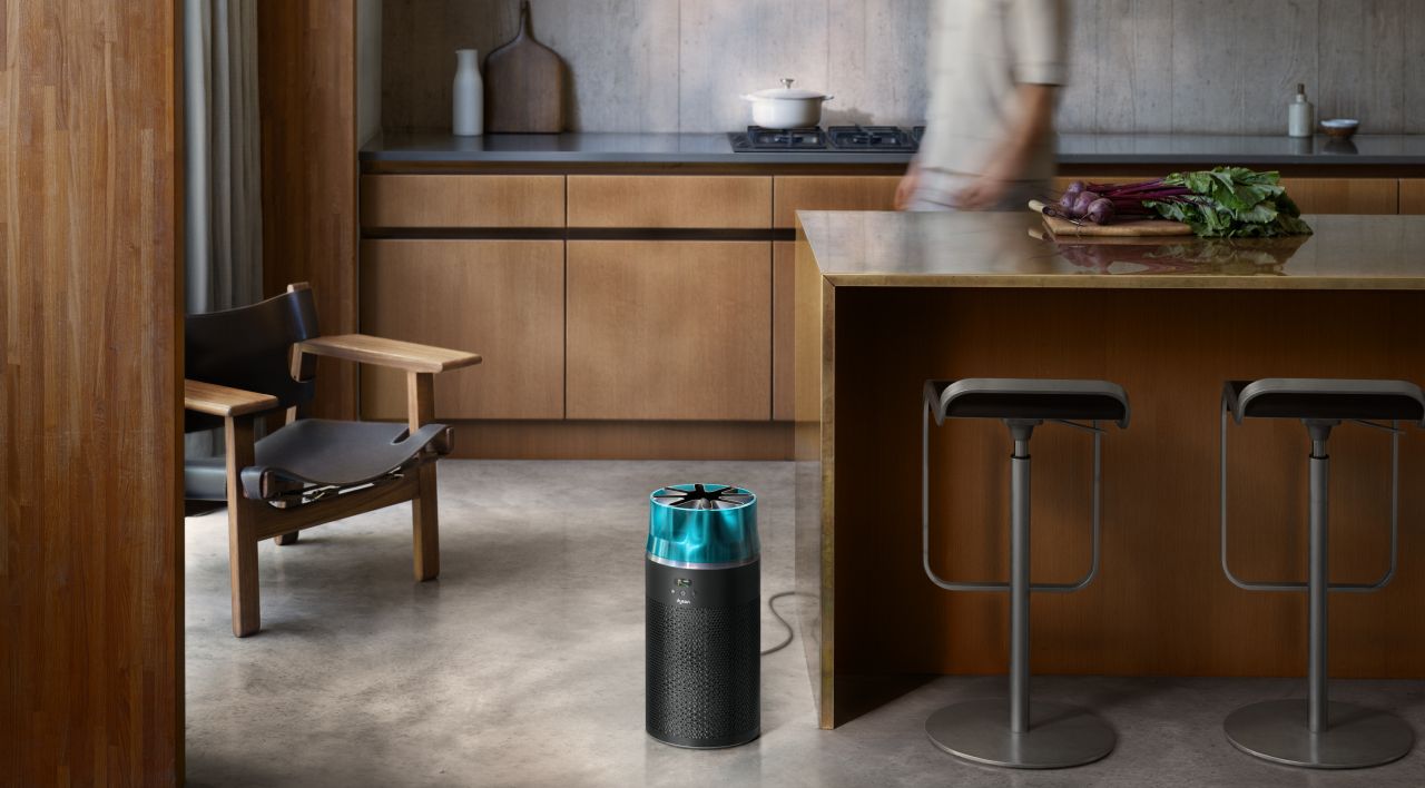 De Dyson HushJet compacte luchtreiniger verspreidt gereinigde lucht in een grote kamer.