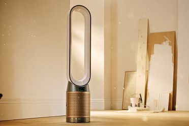 Een Dyson-luchtreiniger in gebruik in een ruimte die wordt geverfd.