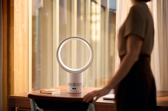 Een Dyson-ventilator staat op een bureau voor persoonlijke verkoeling.