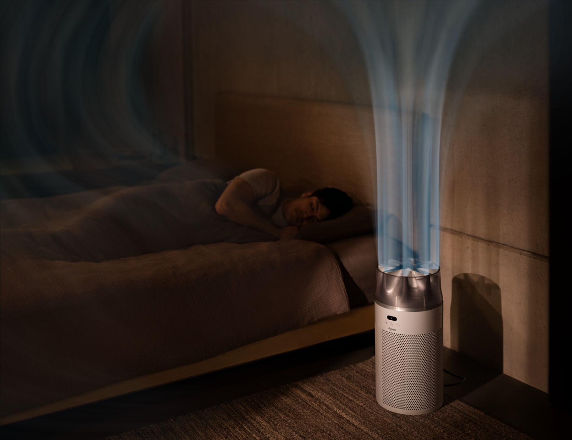 Een persoon geniet bij een helder raam van de verkoeling van een Dyson Cool CF1-ventilator.