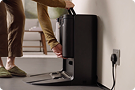 Een Dyson-robotdock wordt gemonteerd en aangesloten.