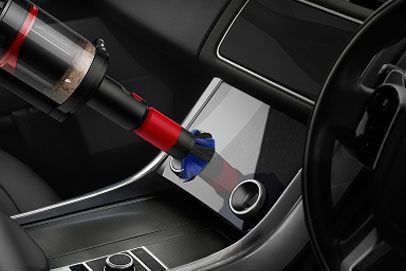 El cepillo suave antiarañazos se utiliza para limpiar la pantalla de un coche.