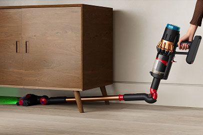 El adaptador para zonas bajas se utiliza para facilitar la limpieza debajo de un armario bajo.