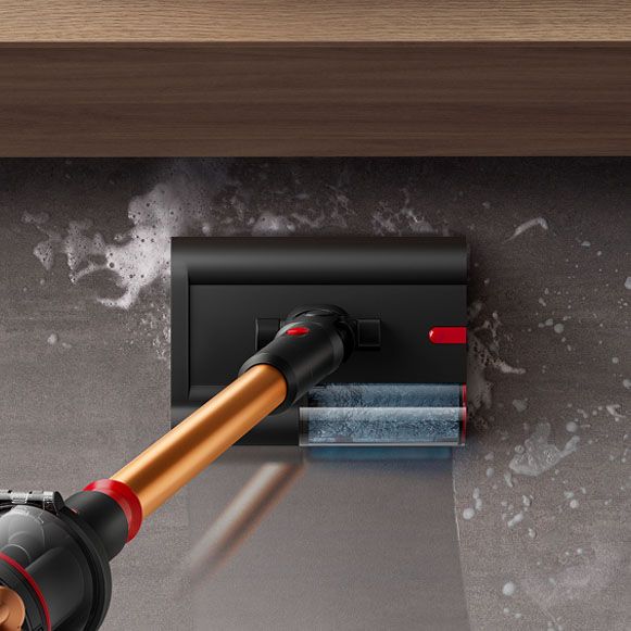 El cepillo húmedo del Submarine 2.0 se usa para limpiar un derrame en un suelo duro.