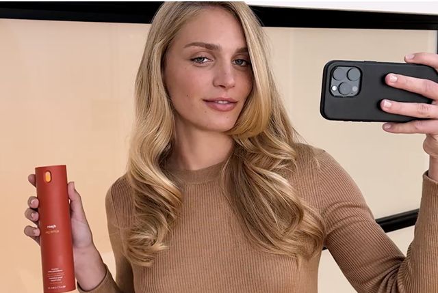 Modelo rubia con cabello nutrido con productos Dyson Omega.