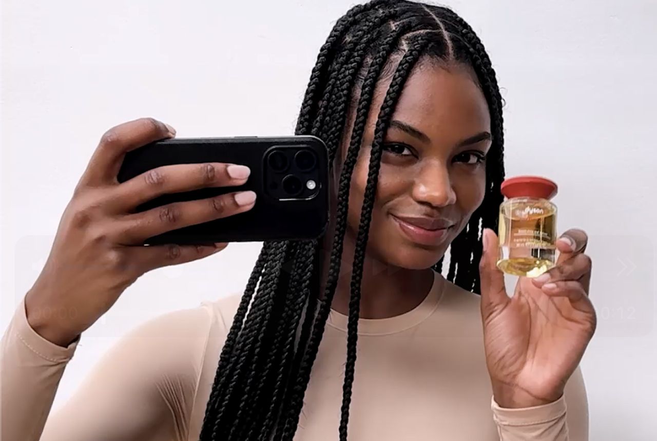 Una modelo de cabello oscuro con el cabello nutrido con productos Dyson Omega.