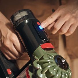 El botón de control del modo de potencia en la parte superior de la aspiradora Dyson V8 Cyclone.