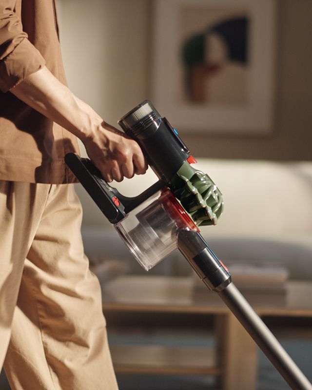 La aspiradora sin cable Dyson V8 Cyclone se utiliza para limpiar el hogar.