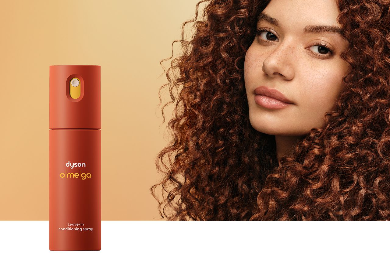 Modelo con cabello nutrido tras usar el spray acondicionador leave-in Dyson Omega.