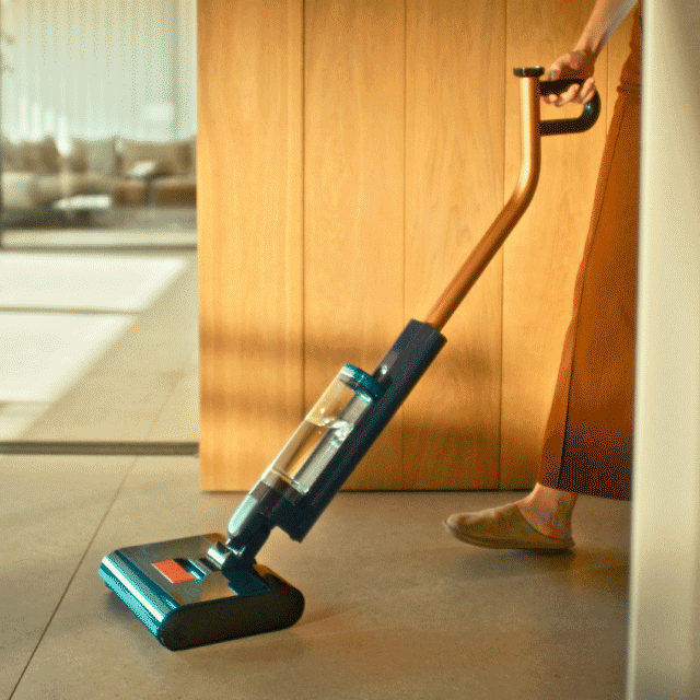 La fregona eléctrica Dyson Clean+Wash Hygiene limpiando el suelo.