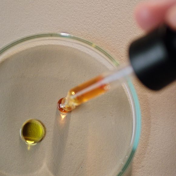 La mezcla Dyson Amino11 se aplica con pipeta en una placa de Petri.