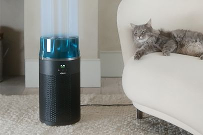 El purificador Dyson HushJet Compact junto a una isla de cocina.