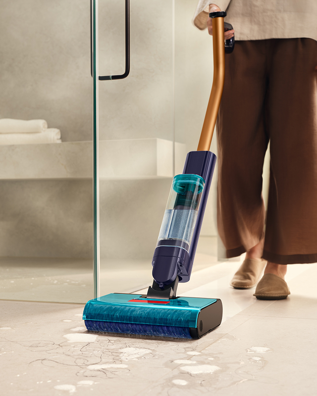 Primer plano de la fregona eléctrica Dyson Clean+Wash Hygiene fregando el suelo.