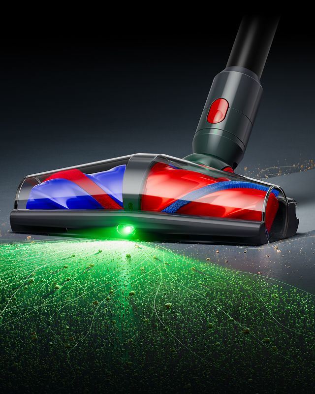 Imagen de una aspiradora Dyson V10 Konical limpiando suelos duros con iluminación