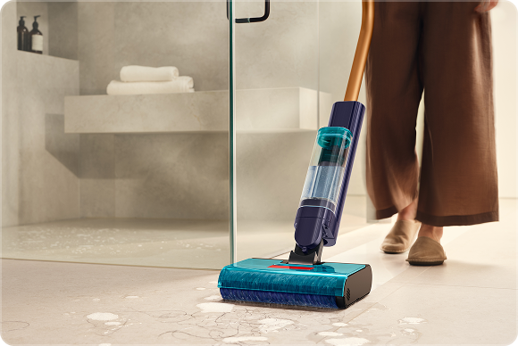 La fregona eléctrica Dyson Clean+Wash Hygiene se utiliza para limpiar un suelo de baldosas.