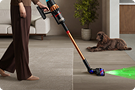 Una aspiradora Dyson sin cable se utiliza para limpiar por toda la casa.