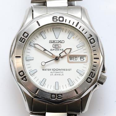 Seiko 5 Sports, a Stainless Steel Automatic Day/Date Gentleman's Wristwatch