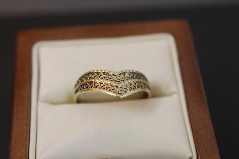 Filigree detail 375 marked gold ring size S