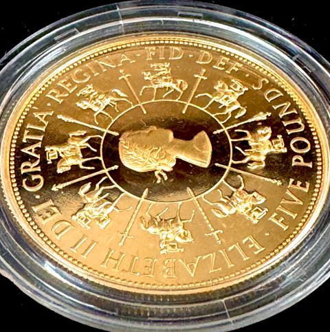 A FIVE POUND GOLD PROOF COIN 22 Carat gold 39.94g