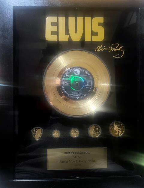 Elvis Presley VIP SET no. 36/199 gold record and sovereigns