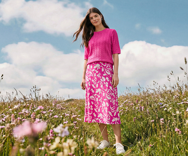 Neue Looks in frischen Farben & mit floralen Prints