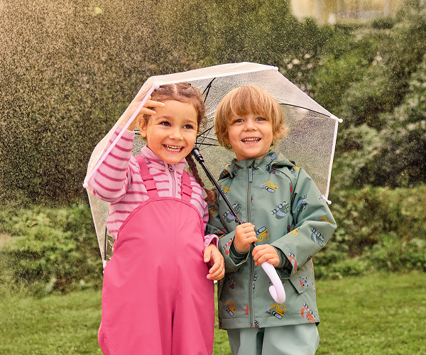 Regen- und Outdoorlooks für aktive Kids
