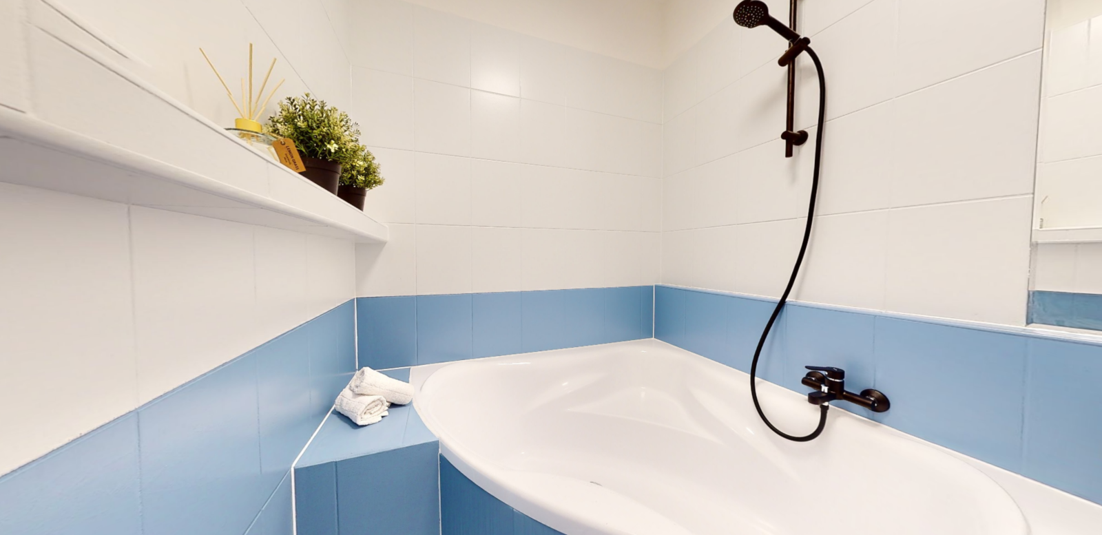 Kúpeľňa po natretí obkladačiek s Luja Ceramic Tiles