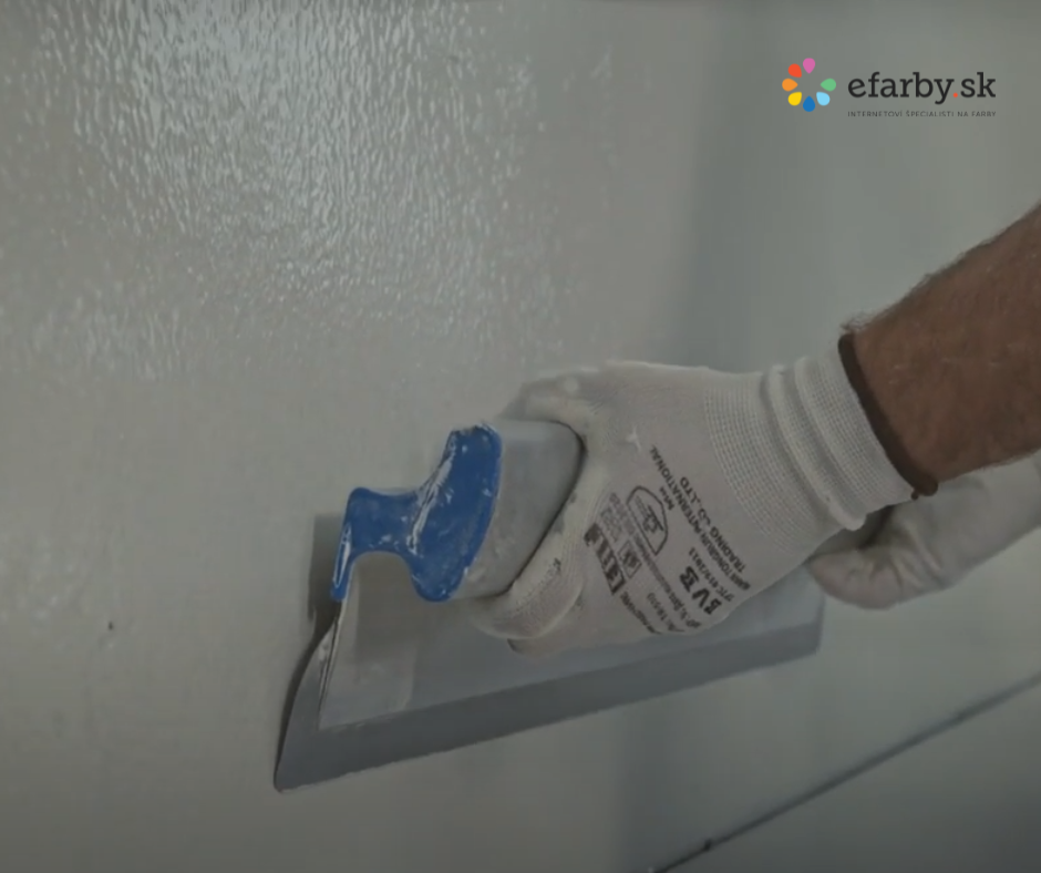 Aplikácia termoizolačnej farby na stenu