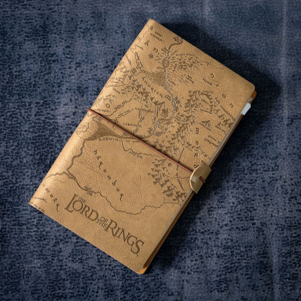 Hellbraunes Notizbuch mit geprägter Landkarte von Mittelerde auf der Vorderseite, gespannt mit einem Gummiband. Unten das „The Lord of the Rings“-Logo. Ideal für Fans der Fantasywelt.