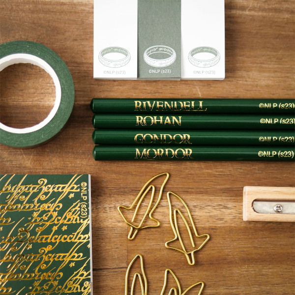 Schreibset bestehend aus grün-goldenen Bleistiften mit Mittelerde-Orten, elbisch bedrucktem Tape, goldenen Schwert-Büroklammern und Stickern. Alle Teile sind inspiriert von Der Herr der Ringe.