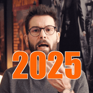 Tim von Elbenwald spricht direkt in die Kamera. Über dem Bild liegt groß die Zahl 2025 in orangefarbener Schrift. Bewegtbild mit Studiohintergrund.