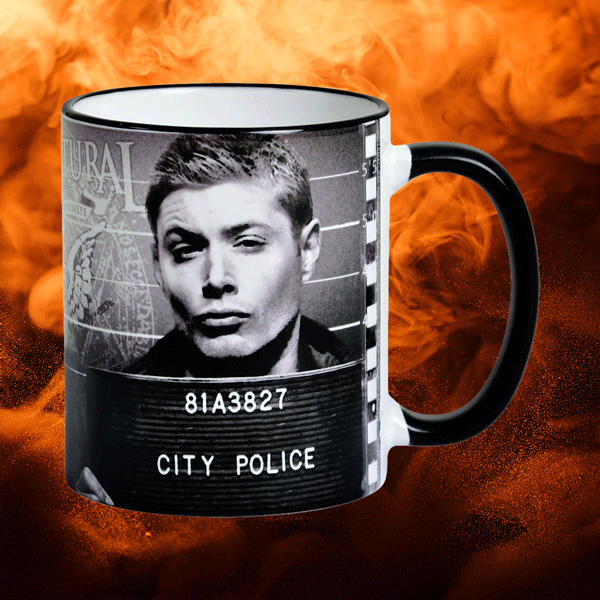 Schwarz-weiße Keramiktasse mit Rundumdruck zeigt Sam und Dean Winchester aus der Serie Supernatural in einer Jail-Szene mit Nummernschild-Hintergrund. Schwarzer Henkel und schwarzer Tassenrand, dramatischer Hintergrund mit Flammen.