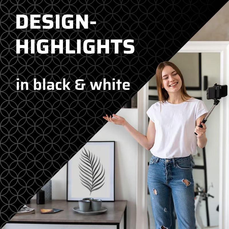 Eine junge Frau macht ein Selfie mit einem Selfie-Stick in einem stilvoll eingerichteten Zimmer. Ein schwarz-weißes Blattgemälde hängt an der Wand. Der Text 