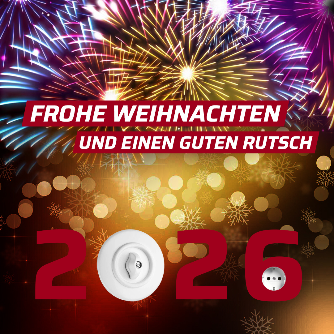 Festliches Neujahrs- und Weihnachtsmotiv mit bunten Feuerwerken am Himmel, goldenen Lichtpunkten und Schneeflocken im Hintergrund. In der Mitte steht der Schriftzug ‚Frohe Weihnachten und einen guten Rutsch‘ in weißer Schrift auf roten Balken. Unten ist die Zahl 2026 zu sehen, wobei die Null durch einen weißen Drehschalter und die Sechs durch eine weiße Steckdose dargestellt wird.