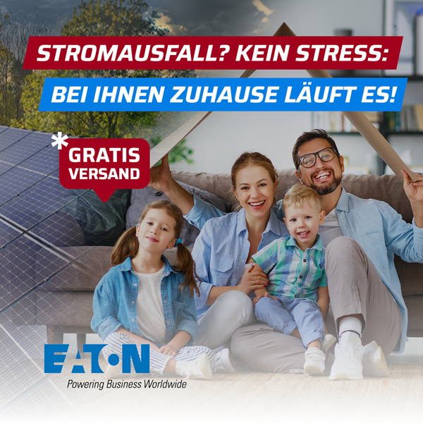 Werbe-Grafik von Eaton: Eine glückliche vierköpfige Familie sitzt unter einem symbolischen Dach aus Pappe, im Hintergrund sind Solarpaneele angedeutet. Der Text lautet: 'Stromausfall? Kein Stress: Bei Ihnen zuhause läuft es!' Ein roter Störer weist auf 'Gratis Versand' hin.