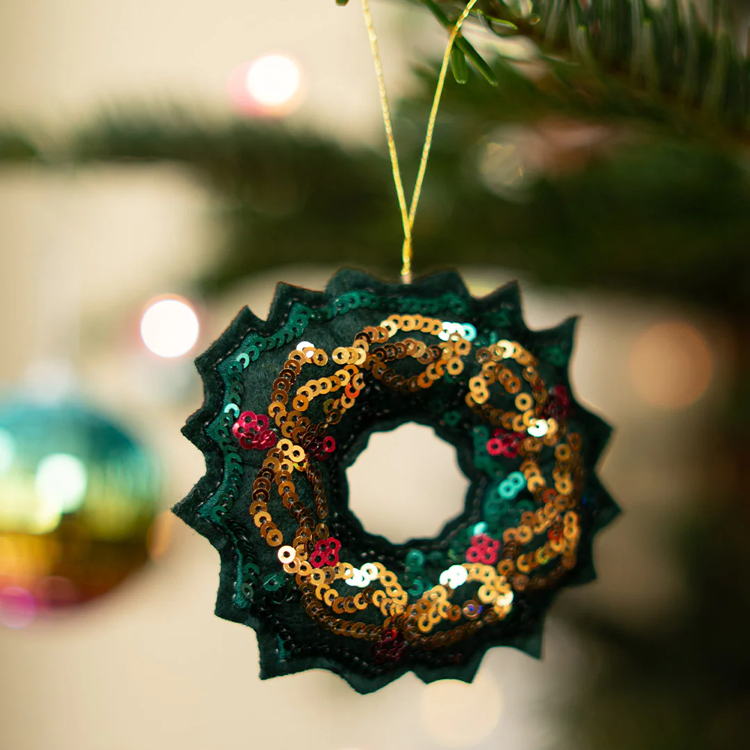 Hanging ornament - Wreath with sequins