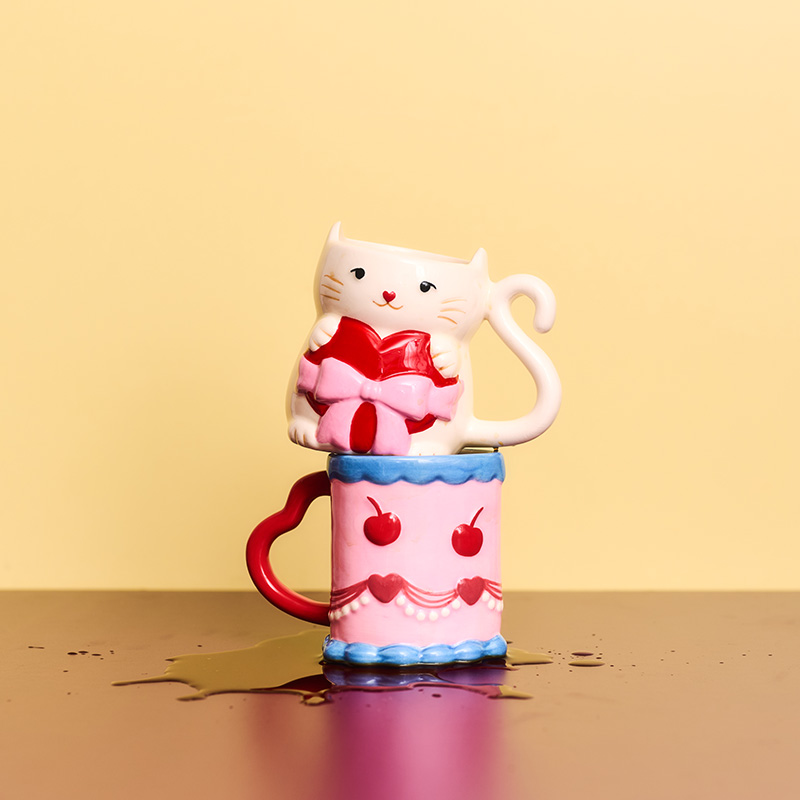 Cat holding a heart mug - 320 ml