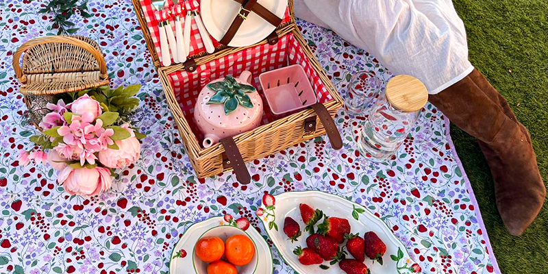 Picnic basket with cutlery and lid