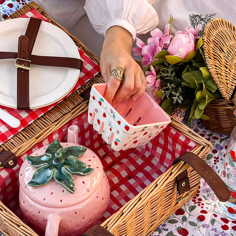 Picnic basket with ceramic products in it