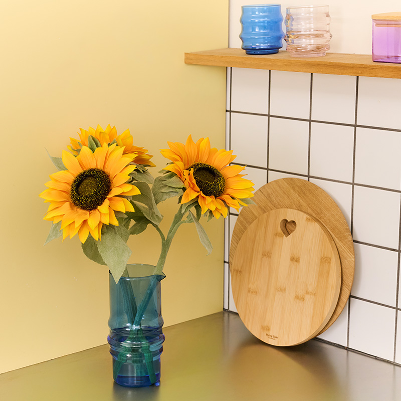 Sunflowers in vase with bamboo cutting boards from Flying Tiger Copenhagen