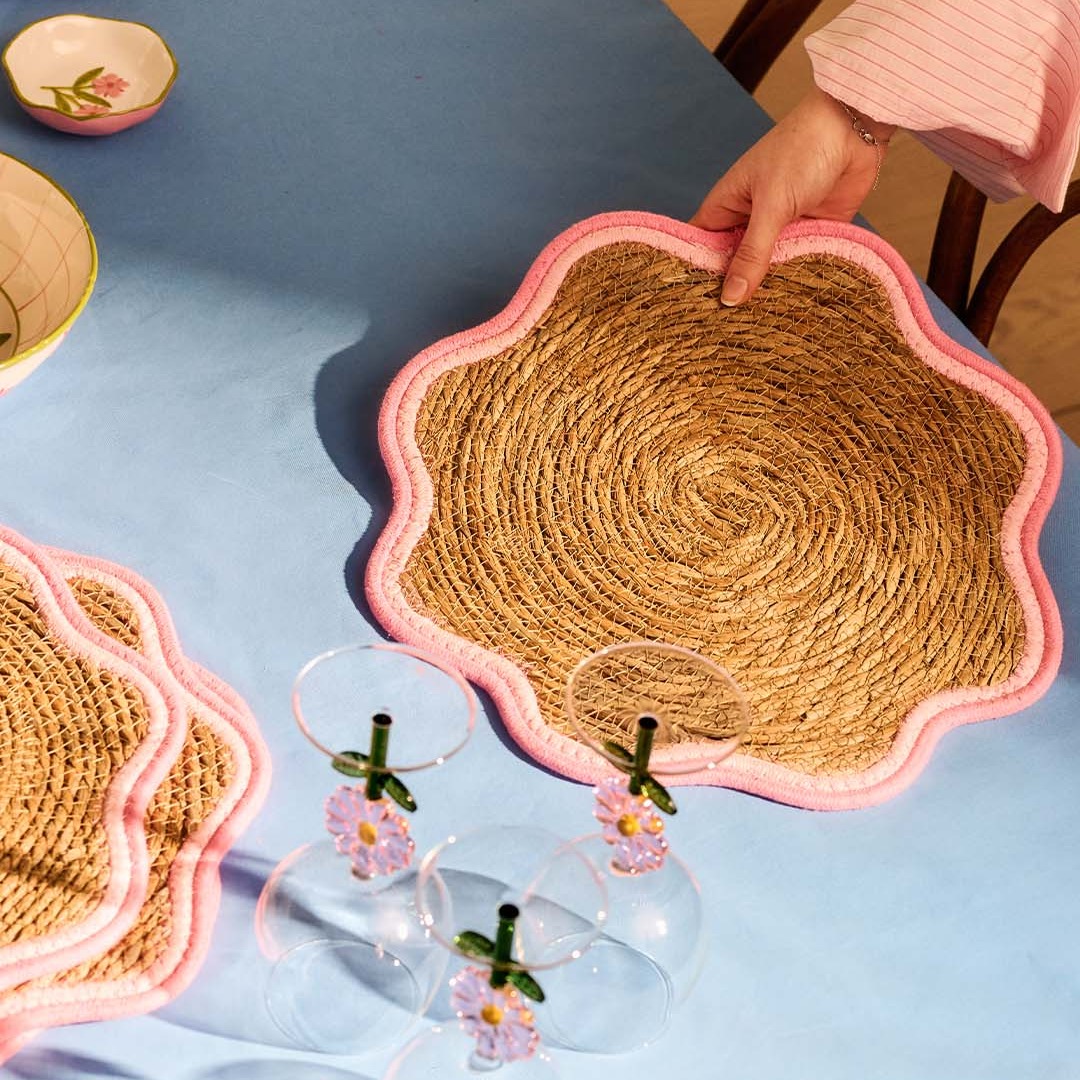 Woven cattail placemat with scalloped edge - 37 cm