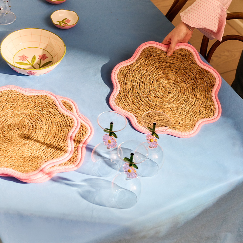 Woven cattail placemat with scalloped edge - 37 cm