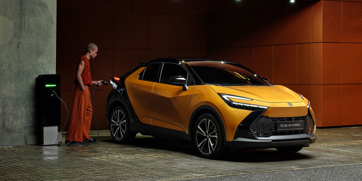 Homem a carregar o seu novo Toyota C-HR Plug-in