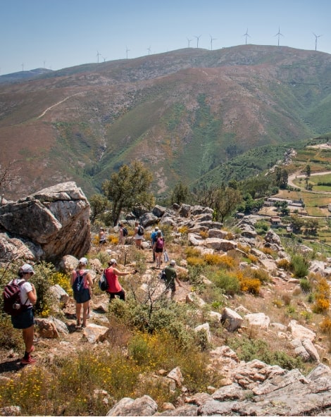 Grupo de pessoas a explorar a montanha