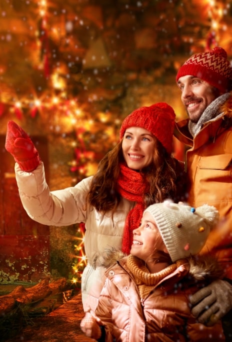 Mãe, Pai e Filha, felizes, com um sorriso na cara, a festejar o Natal