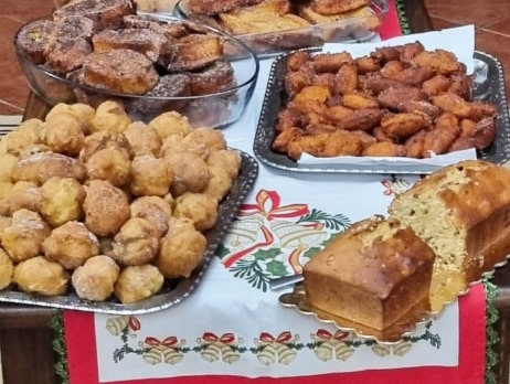 Doces de Natal em cima de uma mesa