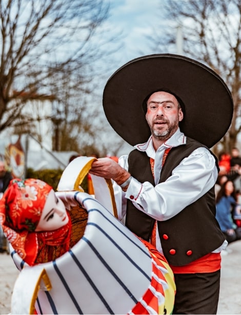 Homem com traje de carnaval na rua