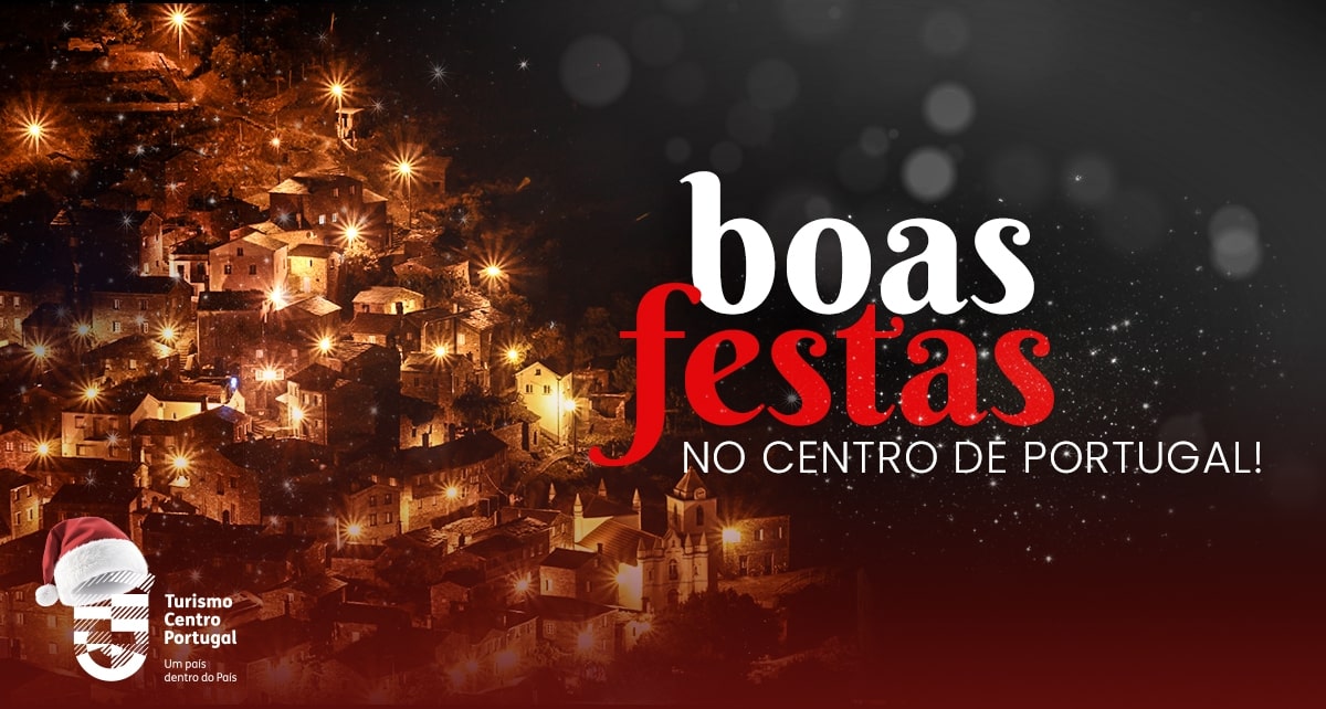 Aldeia à noite iluminada com o slogan boas festas no centro de Portugal